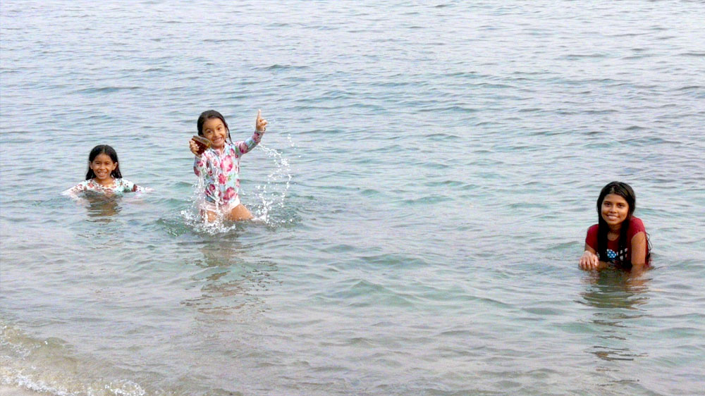 Wendy Blog · Kids playing in the sea