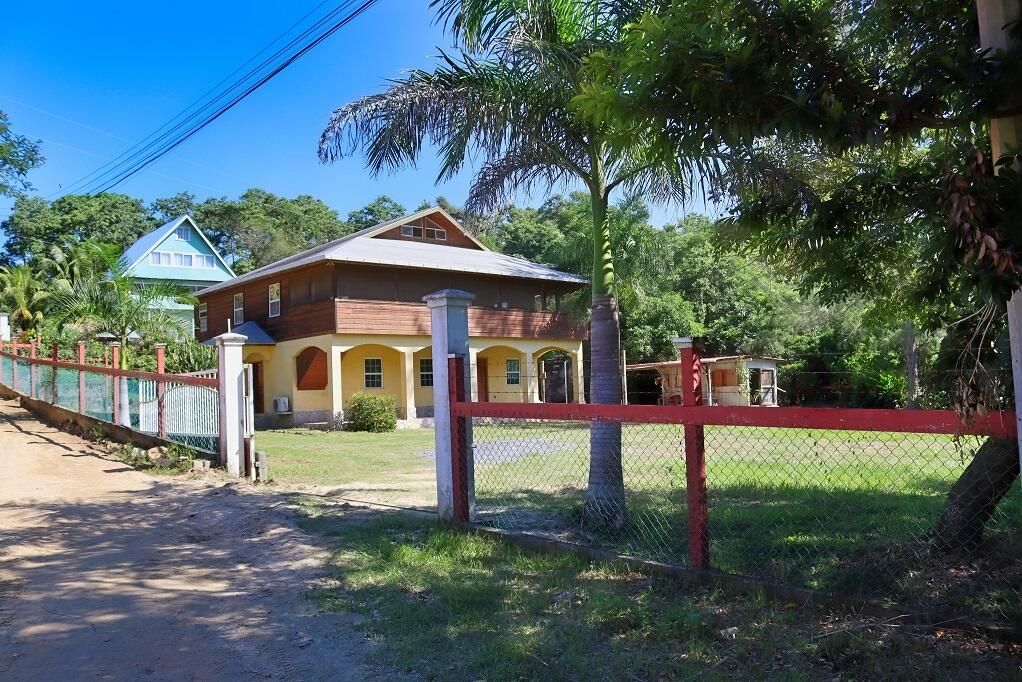 5 Bed 4 Bath Home 0.5 acre French Key 1b